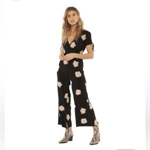 Amuse Society jumpsuit button-up V neck short sleeve black w beige floral size 8